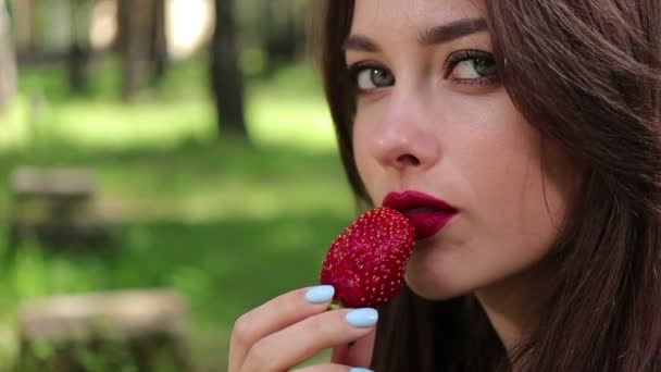 Jolie femme mangeant séduisamment des fraises — Video