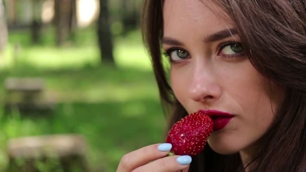 Bonita mujer seductora comiendo fresas — Vídeo de stock