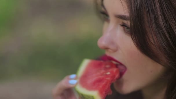 Красива жінка спокусливо їсть кавун — стокове відео