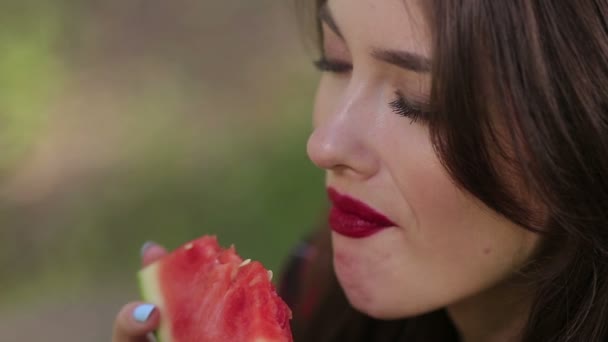 Hübsche Frau, die verführerisch Wassermelone isst — Stockvideo