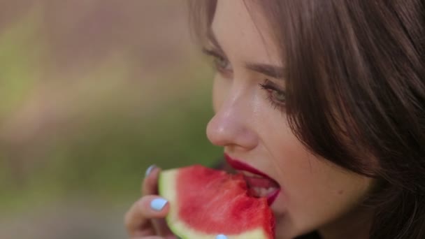 Όμορφη γυναίκα σαγηνευτικά τρώει καρπούζι — Αρχείο Βίντεο