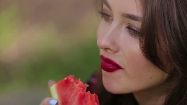 Hübsche Frau, die verführerisch Wassermelone isst — Stockvideo