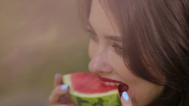 Hübsche Frau, die verführerisch Wassermelone isst — Stockvideo