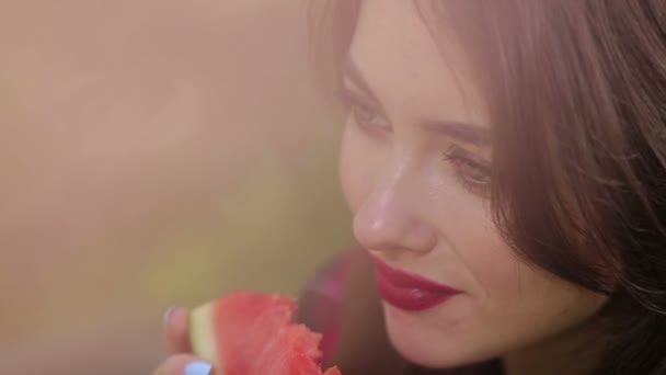 Hübsche Frau, die verführerisch Wassermelone isst — Stockvideo