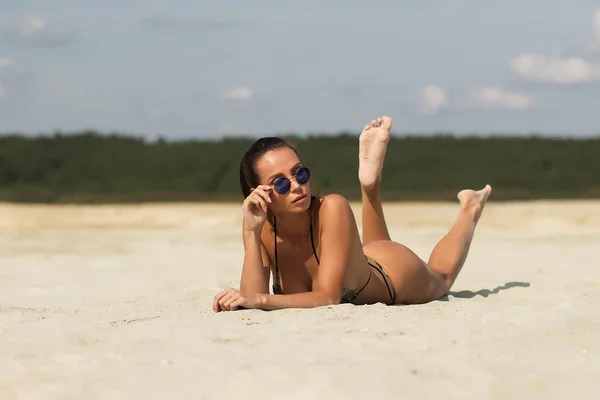 Fêmea sedutora descansando na praia — Fotografia de Stock