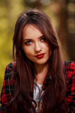 Baştan çıkarıcı kadın düşünceli ve invitingly seyir boyunca