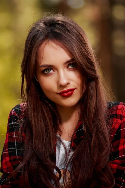 Baştan çıkarıcı kadın düşünceli ve invitingly seyir boyunca