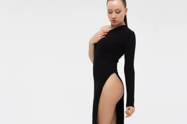 Güzel seksi ince kadın beyaz arka plan üzerinde