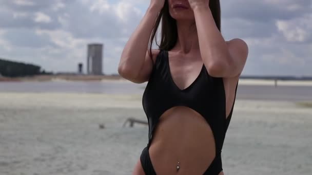 Sensual mujer en bikini negro de pie y disfrutando del sol — Vídeos de Stock