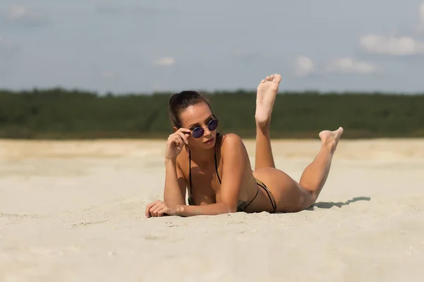 Fêmea sedutora descansando na praia — Fotografia de Stock