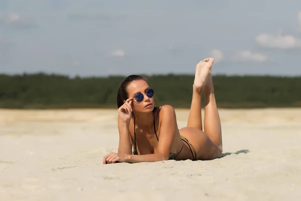 Verführerische Frau ruht sich am Strand aus — Stockfoto