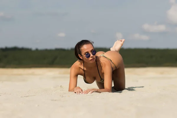 Σαγηνευτικό θηλυκό που αναπαύεται στην παραλία — Φωτογραφία Αρχείου