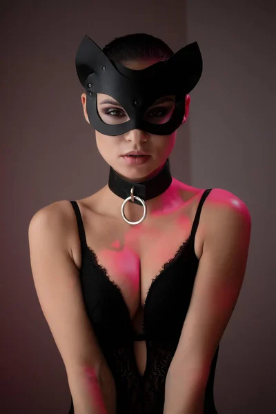 Брюнетка дівчина в кішки маска — стокове фото