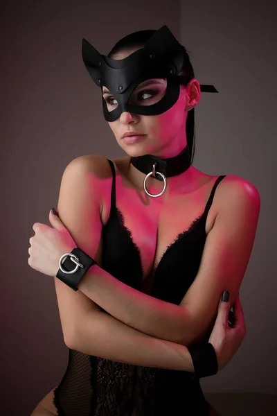 Kedi maskeli esmer kız