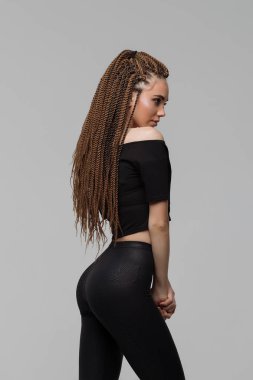 Kameraya bakan dreadlocks ile Şehvetli kadın