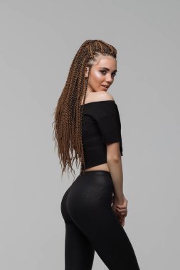 Kameraya bakan dreadlocks ile Şehvetli kadın