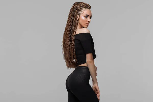 Sensuell kvinna med dreadlocks tittar på kamera — Stockfoto