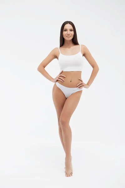 Fotos de Cuerpo perfecto mujer joven sobre un fondo blanco en lencería sexy  - Imagen de © 3kstudio #209406490