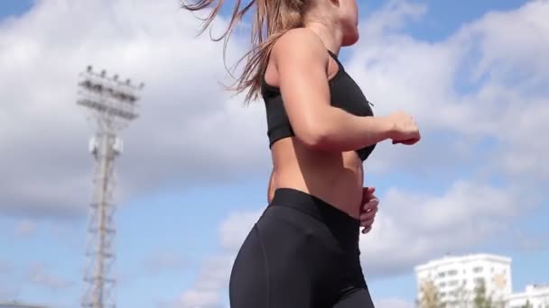 Mulher magro correndo em pista de corrida em sol — Vídeo de Stock