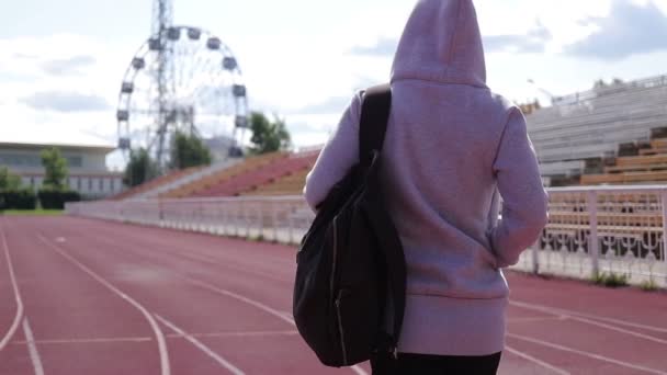 Attraente bruna ragazza in forma è venuto a un fitness, stadio all'aperto . — Video Stock