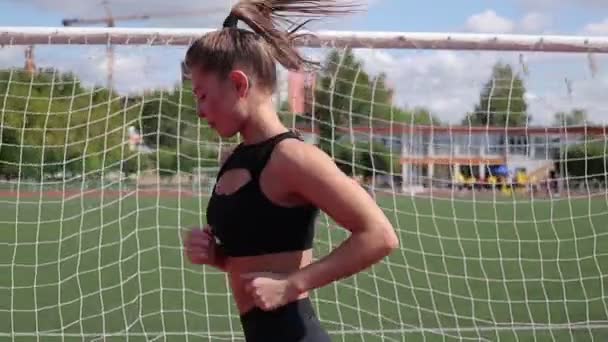 Štíhlá žena běžící na městském stadionu — Stock video
