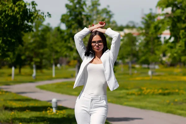 Femme Sensuelle Confiante Costume Blanc Élégant Debout Avec Les Yeux — Photo