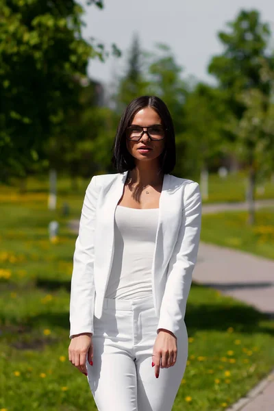 Αυτοπεποίθηση Αισθησιακή Γυναίκα Κομψό Λευκό Κοστούμι Στέκεται Μάτια Κλειστά Και — Φωτογραφία Αρχείου