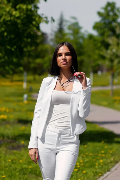 Αυτοπεποίθηση Αισθησιακή Γυναίκα Κομψό Λευκό Κοστούμι Στέκεται Μάτια Κλειστά Και — Φωτογραφία Αρχείου