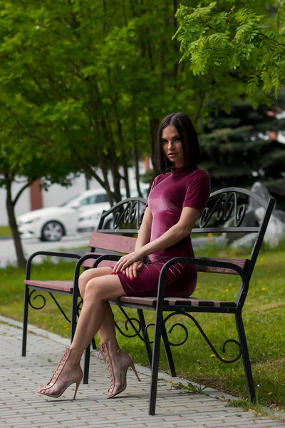 Mujer Delgada Cuerpo Completo Elegante Vestido Vinoso Mirando Cámara Mientras — Foto de Stock