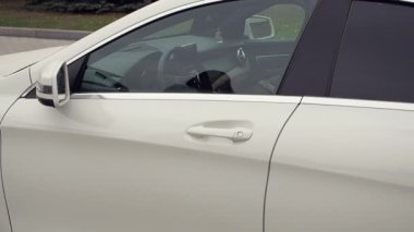 Kız arabaya biniyor.