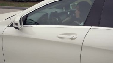 Kız arabaya biniyor.