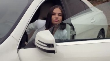 Kız arabaya biniyor.