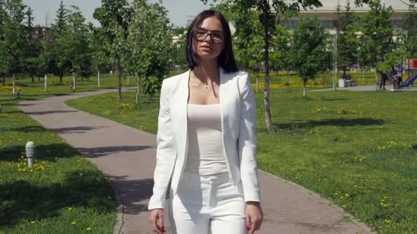 Elegante donna che cammina sul sentiero nel parco — Video Stock