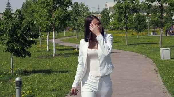 Elegante donna che cammina sul sentiero nel parco — Video Stock