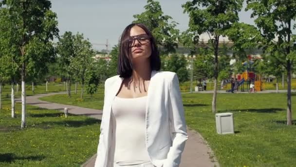 Elegante donna che cammina sul sentiero nel parco — Video Stock