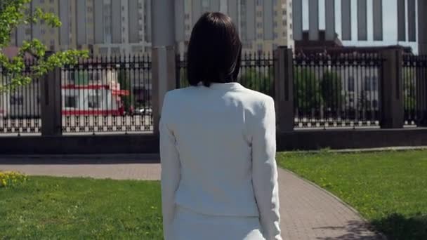 Elegante donna che cammina sul sentiero nel parco — Video Stock