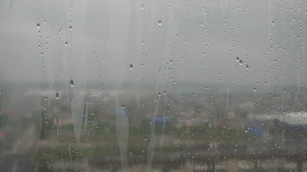 Вид на дорогу через лобовое стекло пассажирского вагона в сильный дождь — стоковое видео