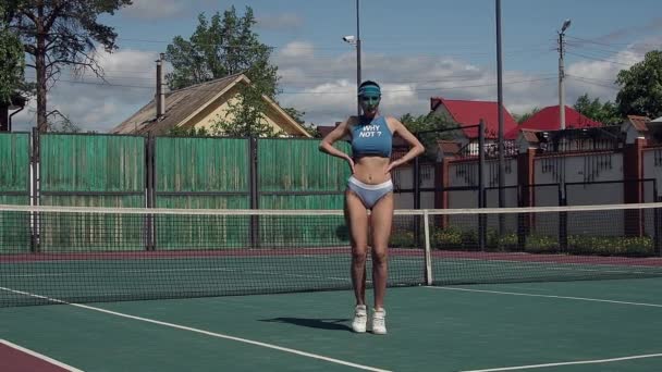 Sexig tennisspelare på planen — Stockvideo