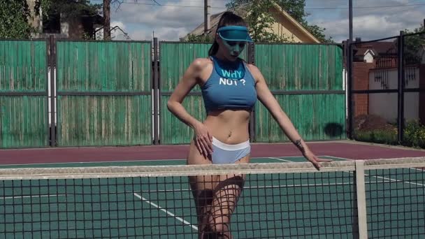 Jogador de tênis sexy na quadra — Vídeo de Stock