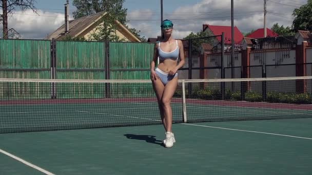 Сексуальный теннисист на корте — стоковое видео