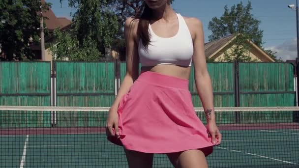 Jugador de tenis sexy en la cancha — Vídeo de stock