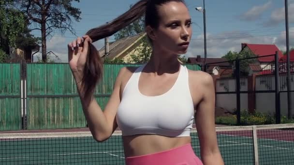 Jugador de tenis sexy en la cancha — Vídeos de Stock