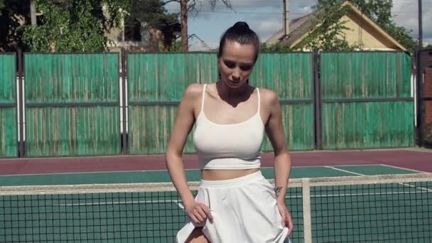 Sexy tennisspeler op het veld — Stockvideo