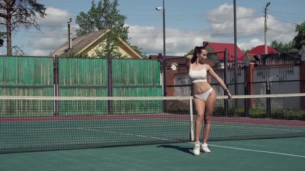 Giocatore di tennis sexy sul campo — Video Stock