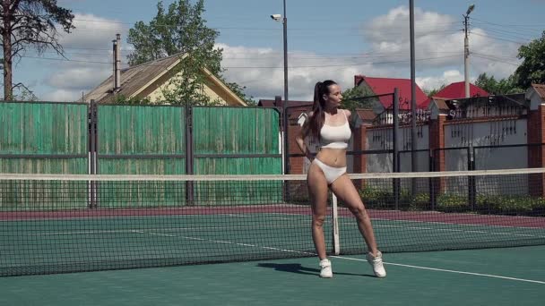 Sexig tennisspelare på planen — Stockvideo