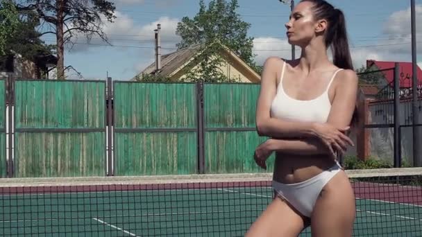 Jugador de tenis sexy en la cancha — Vídeo de stock