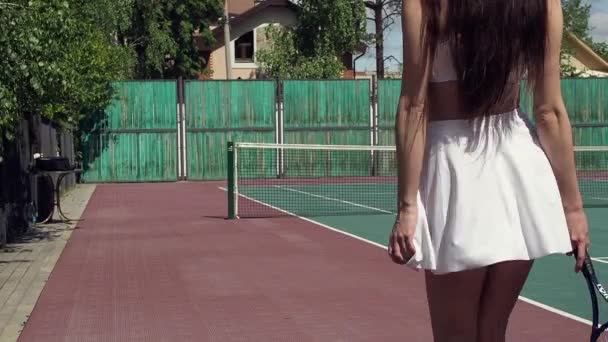 Crop vrouw spelen tennis op het veld — Stockvideo