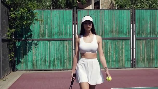 Кукурудзяна жінка грає в теніс на корті — стокове відео