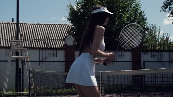 Mujer de la cosecha jugando al tenis en la cancha — Vídeos de Stock