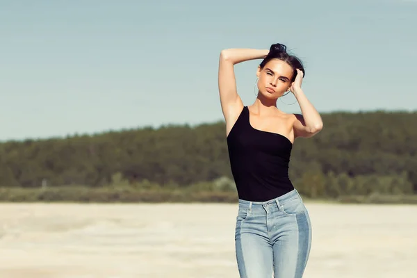 Mujer Delgada Traje Cuerpo Moda Jeans Tocando Cuerpo Mientras Descansa —  Fotos de Stock